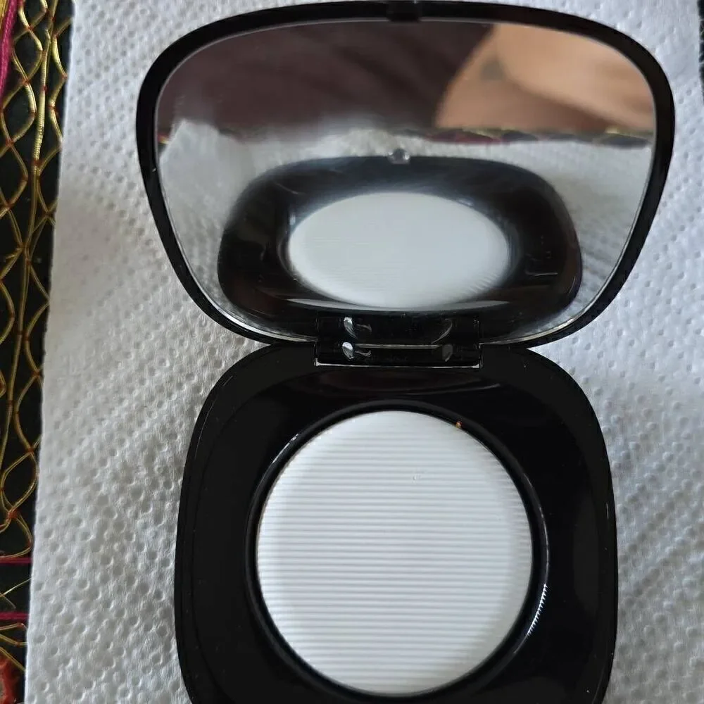 Marc Jacobs perfection powder featherweight foundation #100 Finish Line. Brand n